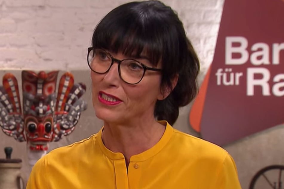 Heide Rezepa-Zabel (60) macht sich über die beiden jungen Verkäufer lustig.