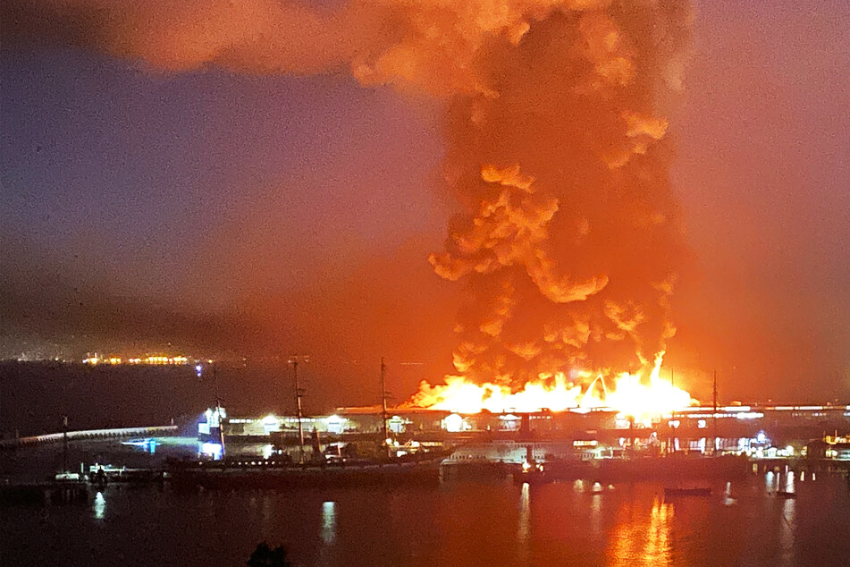 Historischer Hafen steht in Flammen