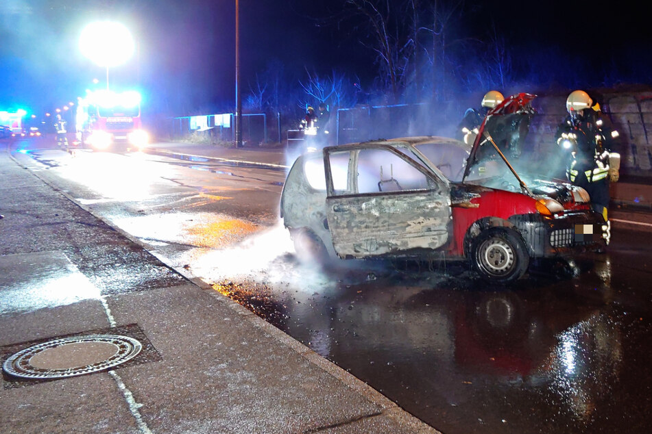 Die Feuerwehr konnte das Auto nicht mehr retten. Es brannte vollständig aus.