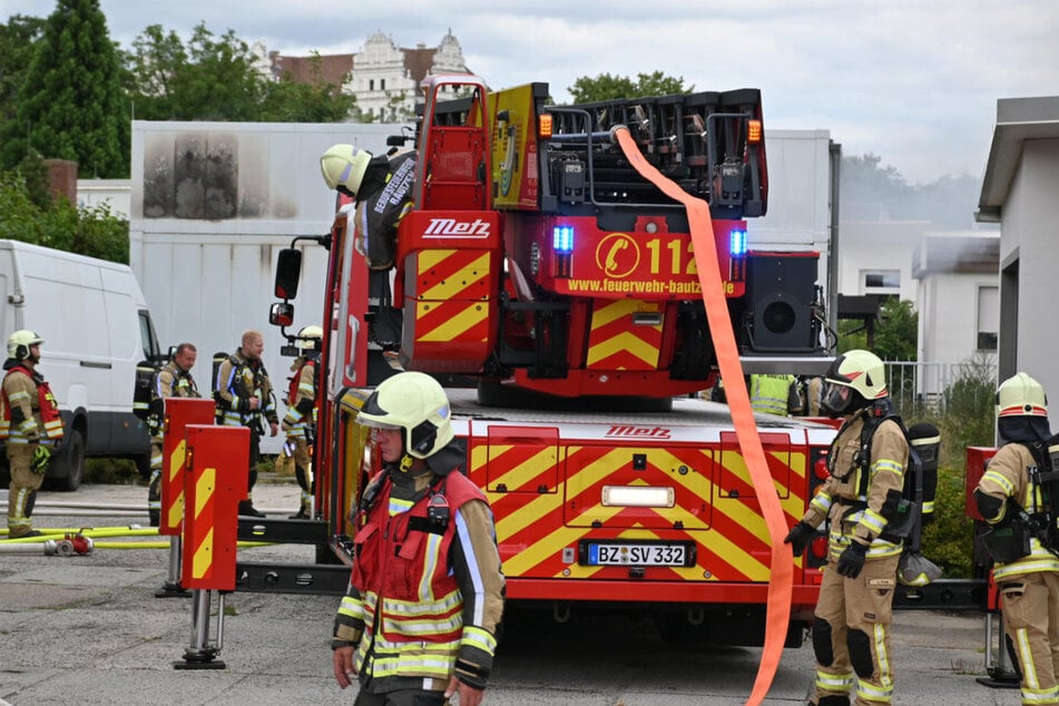 Zahlreiche Feuerwehrleute sind vor Ort im Einsatz.
