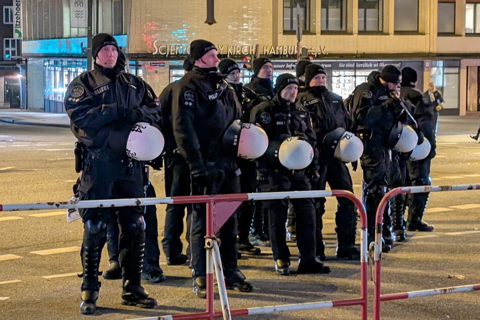 Die Polizei beobachtet das Treiben aus der Entfernung.