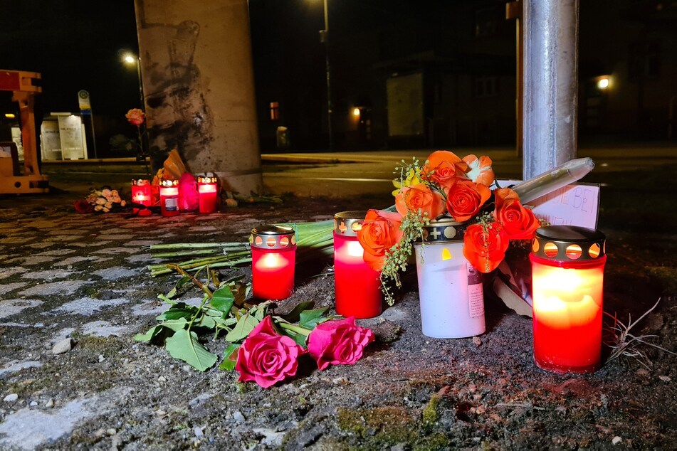 Noch am Abend nach dem Unglück waren am Unfallort Blumen niedergelegt und Kerzen aufgestellt worden.