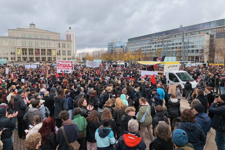 14 Uhr hatte sich eine Vielzahl an Menschen auf dem Augustusplatz versammelt.