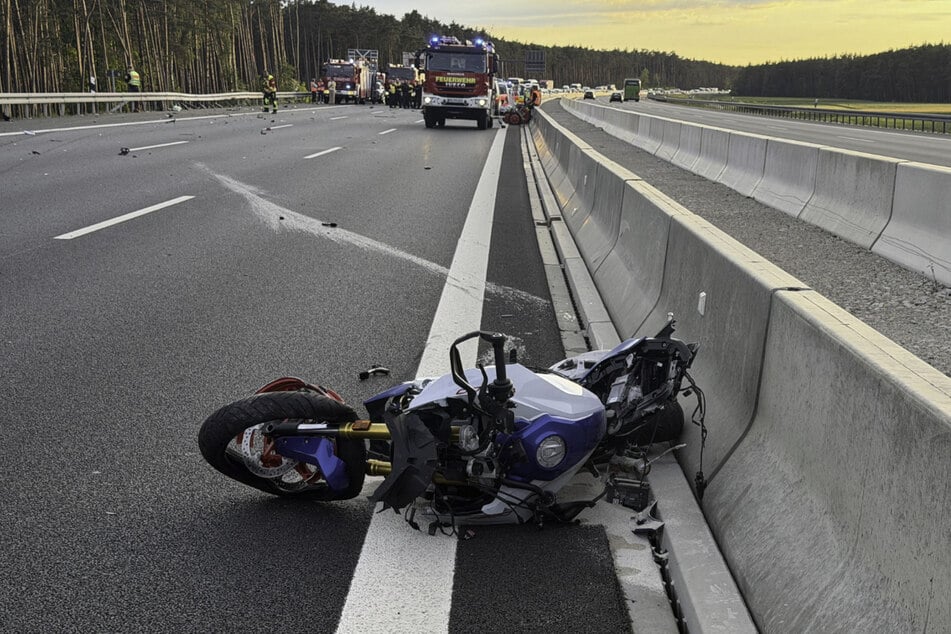 Das Motorrad des verunglückten 63-Jährigen liegt an der Unfallstelle.