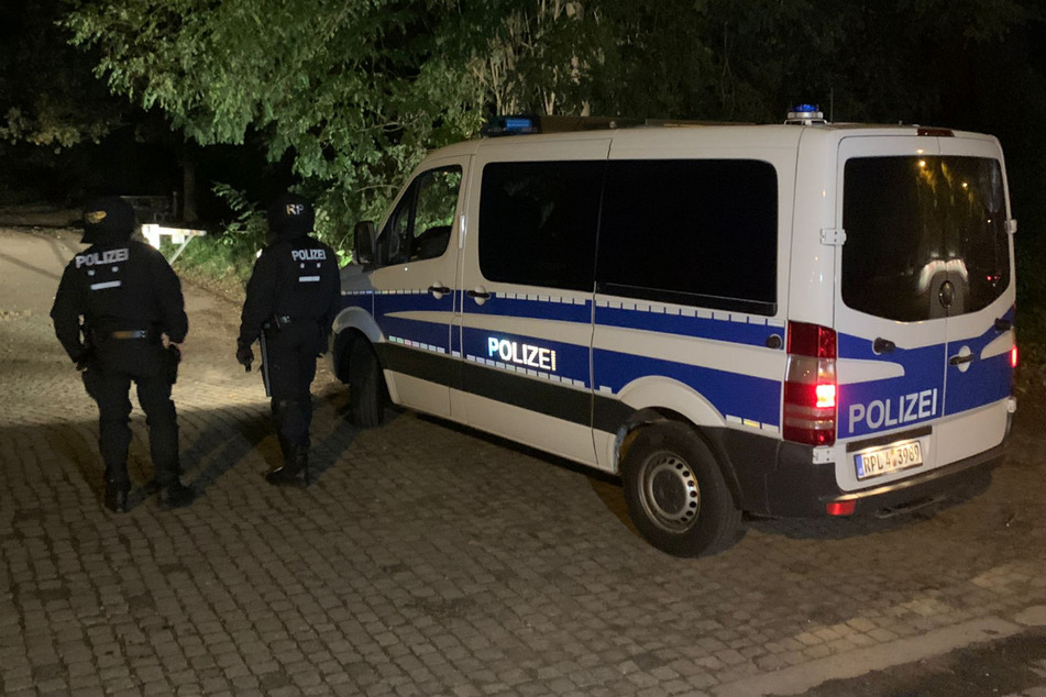 Zahlreiche Einsatzkräfte der Polizei haben sich aktuell um den Fockeberg versammelt.