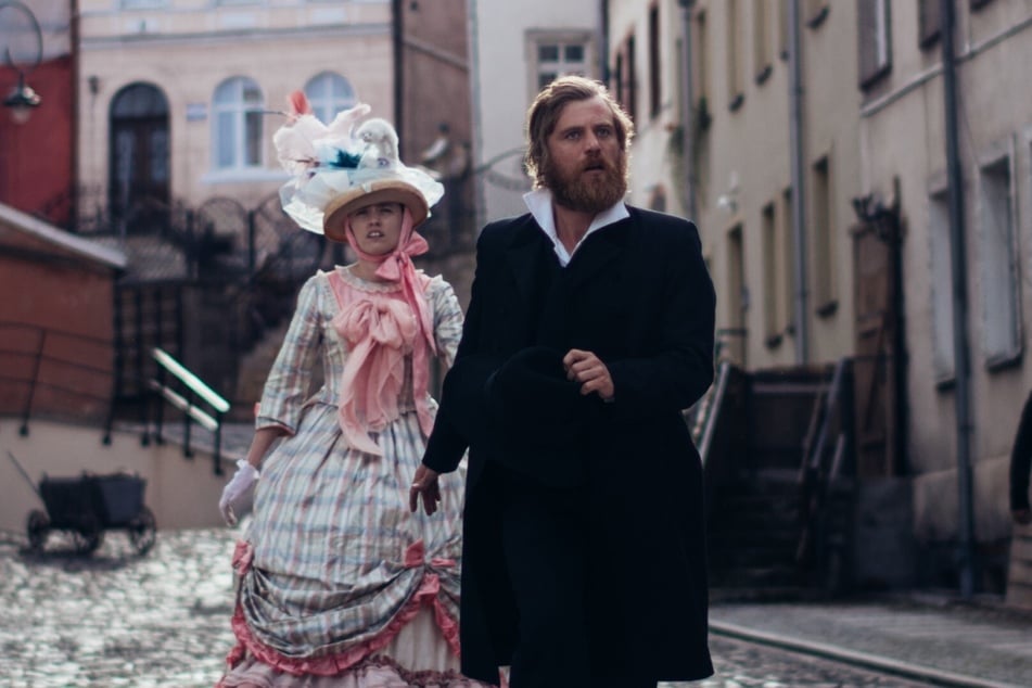 Aimee Lou Wood und Johnny Flynn als Anna und Fjodor Dostojewski in "The Idiot(s)" (ein offizieller Kinostart steht noch nicht fest). Viele Szenen seien laut Christian Friedel improvisiert worden, was es mitunter schwer gemacht habe, nicht zu lachen.