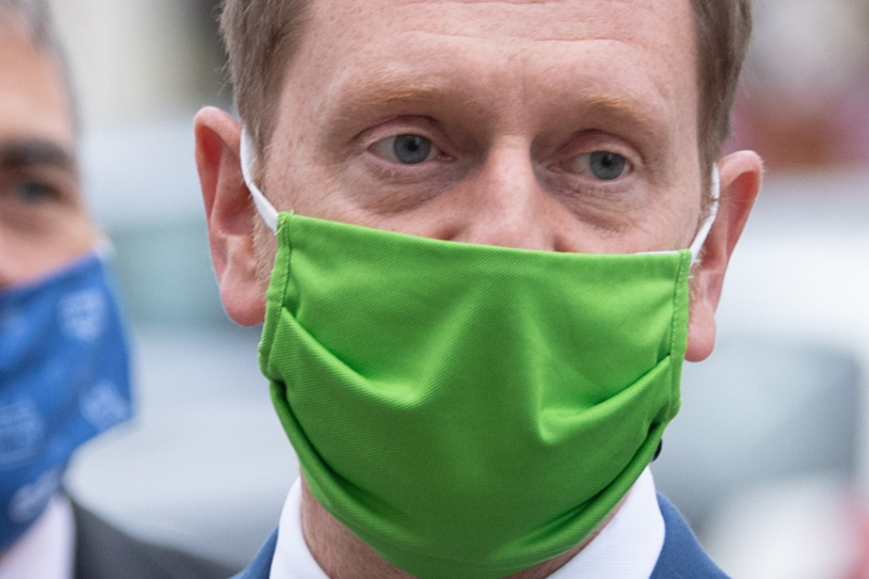 Michael Kretschmer (CDU, r), Ministerpräsident von Sachsen begibt sich in Quarantäne.