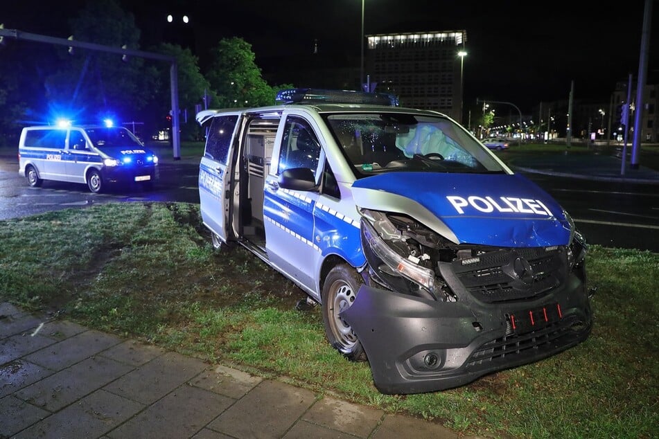 Die am Unfall beteiligten Fahrzeuge wurden stark beschädigt.