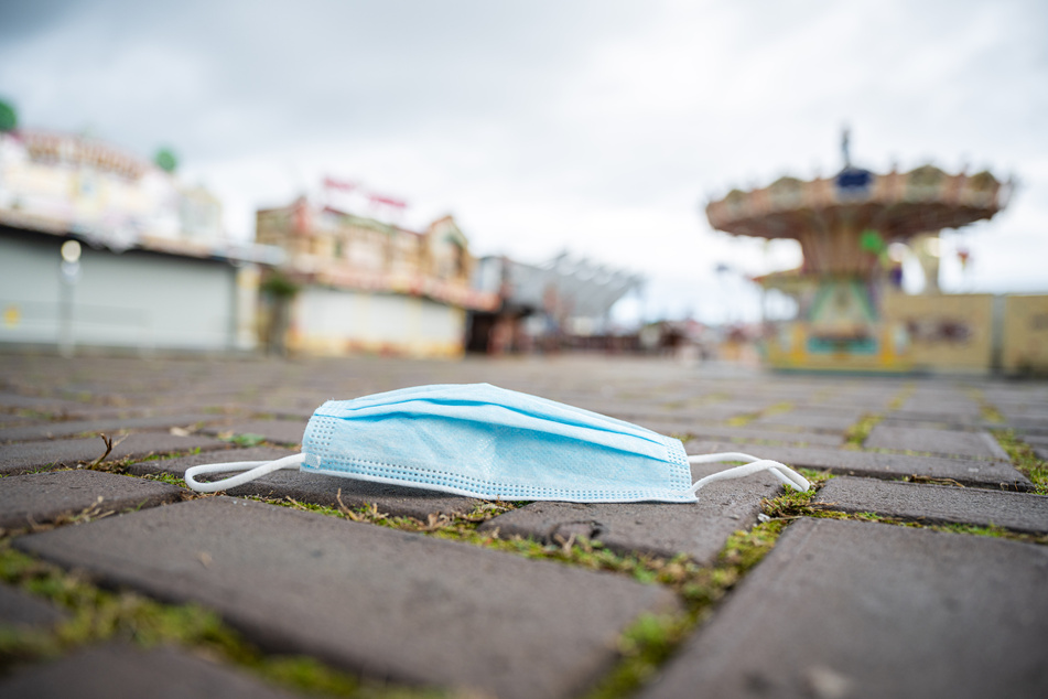 Eine Mund- und Nasenschutzmaske liegt auf dem Gelände des "Bremer Freipaaks" an der Bürgerweide.