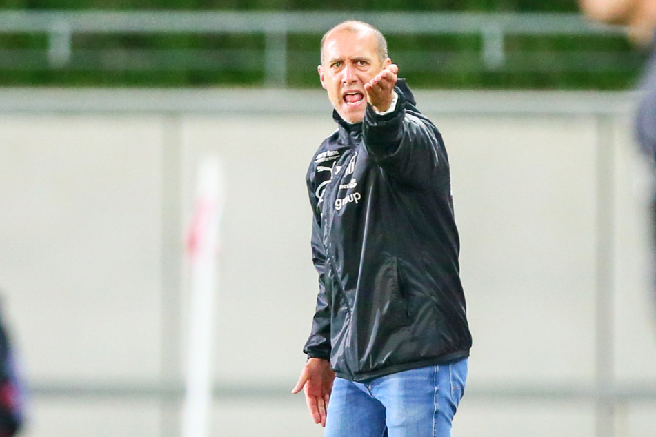 FSV-Trainer Joe Enochs (50) war schockiert über die Vorwürfe und widersprach Schnorrenberg (44) eindringlich.