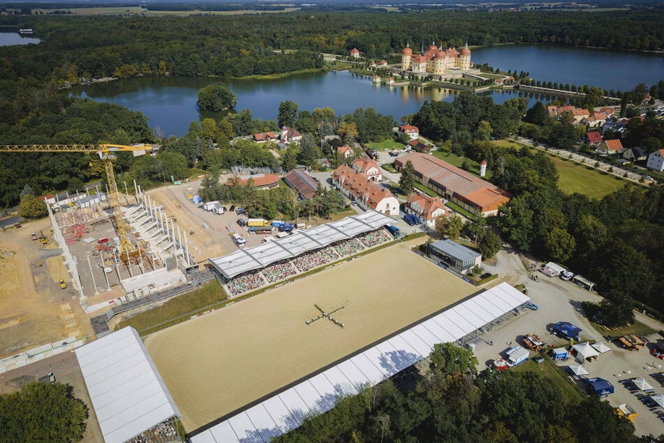 Blick aus der Luft auf die Baustelle der neuen Multifunktionsreithalle des Landgestüts Moritzburg.