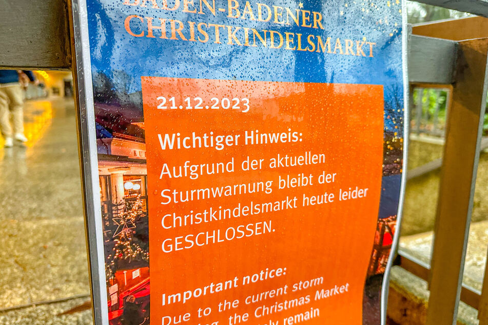 Diese Botschaft bekamen die Besucher des Baden-Badener Weihnachtsmarkts am Donnerstagnachmittag in gleich zwei Sprachen zu lesen.