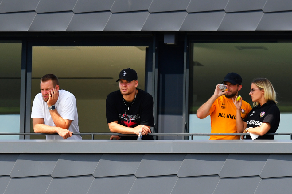 Von links: Neben Mai (27) müssen auch Kevin Ehlers (20) und Justin Löwe (22, mit Teammanagerin Marie Jenhardt, 31) das Pokalspiel als Zuschauer verfolgen.