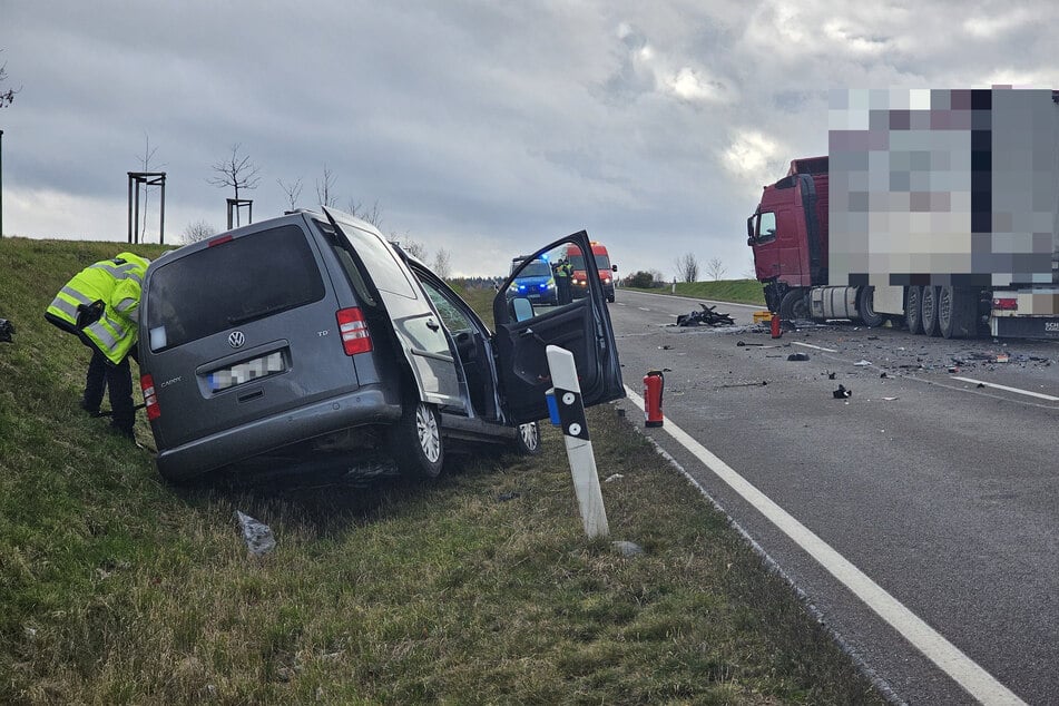 Die Bundesstraße musste nach dem schweren Unfall für mehrere Stunden voll gesperrt werden.