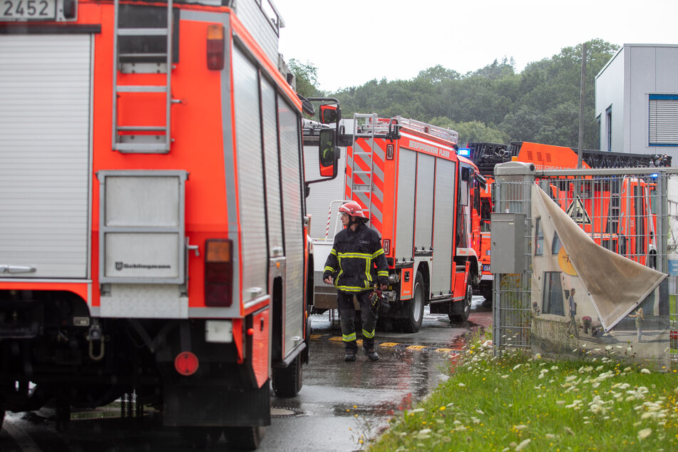 Undichter Tank: Feuerwehreinsatz uf dem Gelände des Köstner Stahlzentrums im Gewerbegebiet am Leuchtsmühlenweg.