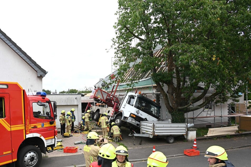 Der Baukran krachte seitlich in ein leerstehendes Haus und zusätzlich mit dem Ausleger des Krans in ein Nachbarhaus.