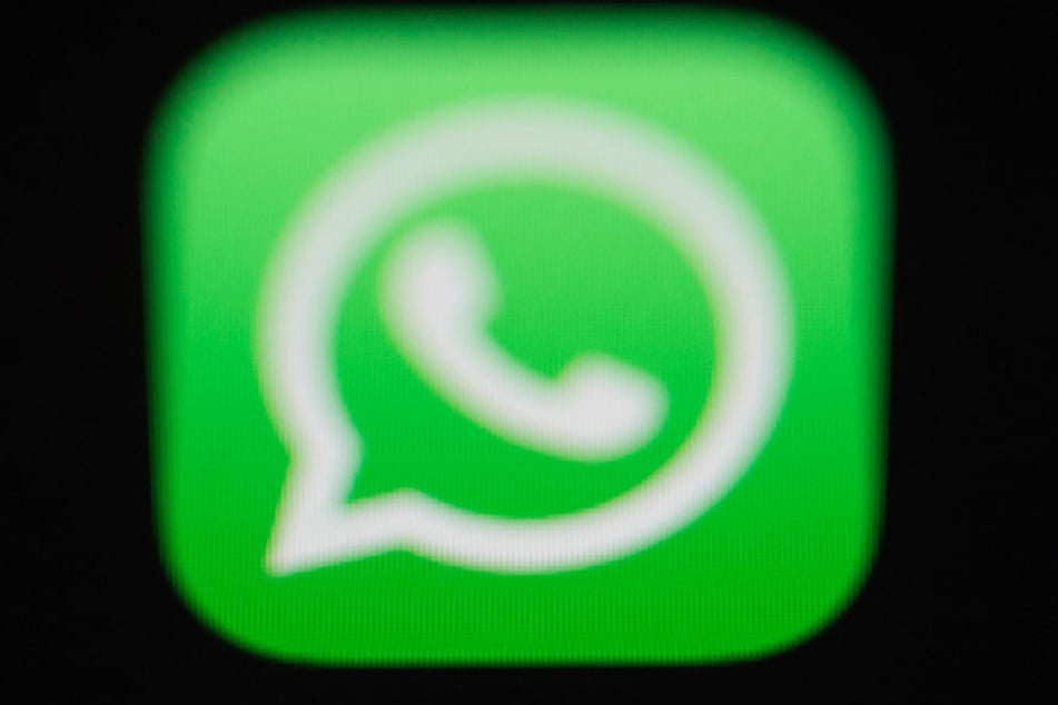 Das Logo der Messenger-App WhatsApp ist auf dem Bildschirm eines iPhones zu sehen.