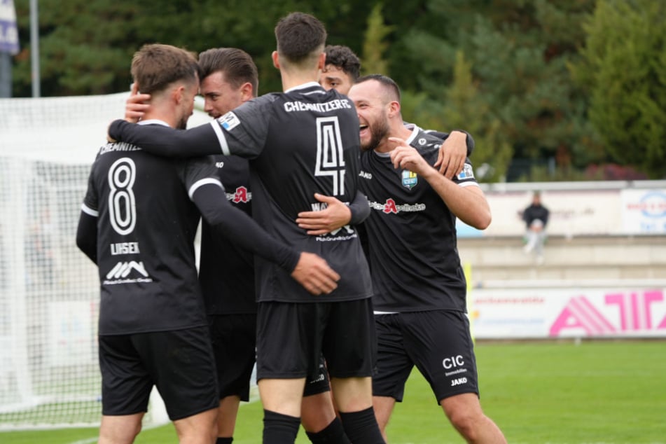 Die Chemnitzer feiern den 1:0-Torschützen Nils Lihsek (l.).