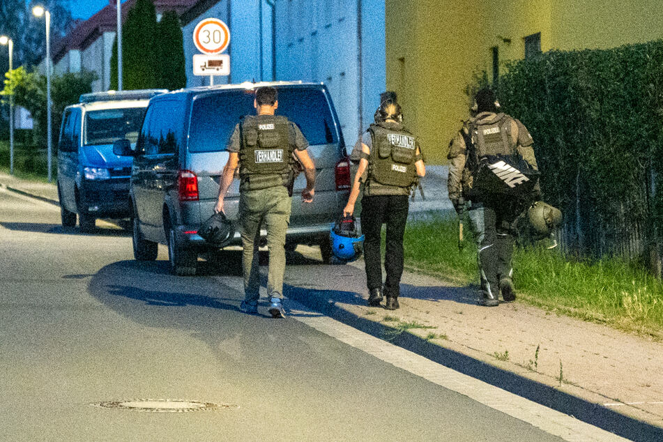 Neben der Polizei waren auch Spezialisten des Landeskriminalamts (LKA) und das Spezialeinsatzkommando (SEK) im Einsatz beteiligt.