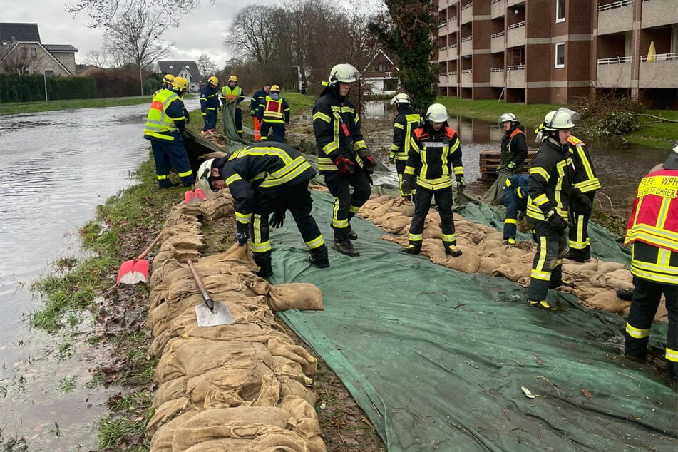 In der Gemeinde Lilienthal ist am Mittwoch aufgrund des Hochwassers ein Deich gerissen. Der betroffene Bereich musste evakuiert werden.