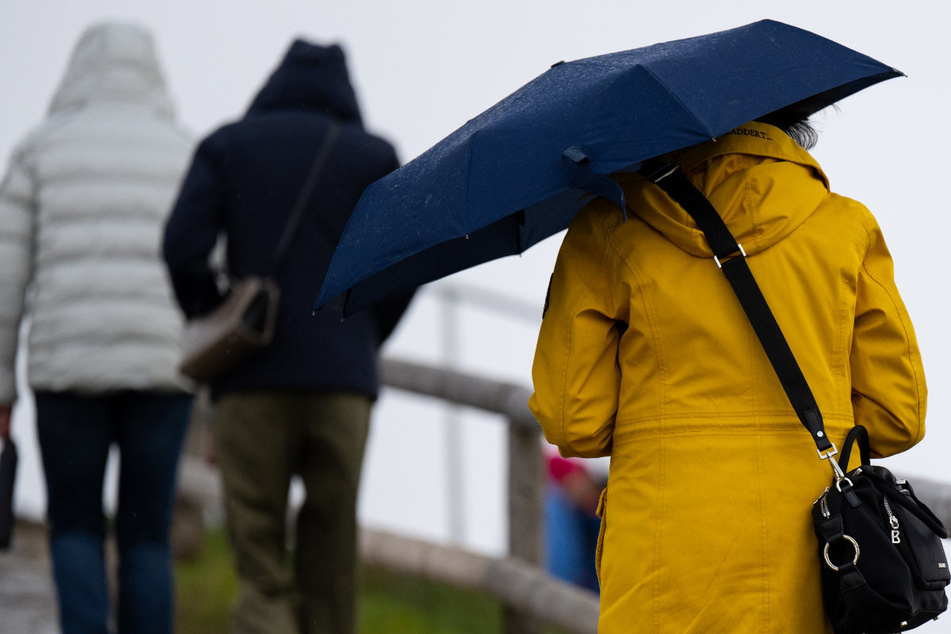 Der Regen bleibt weiter vorherrschend in Bayern – wenn auch die Sonne sich immer wieder seine Bahnen zu brechen versucht.