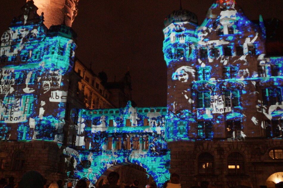 Am Burgplatz konnte man das Lichtfest-Projekt "WIR – Leipzig 2023" erleben.