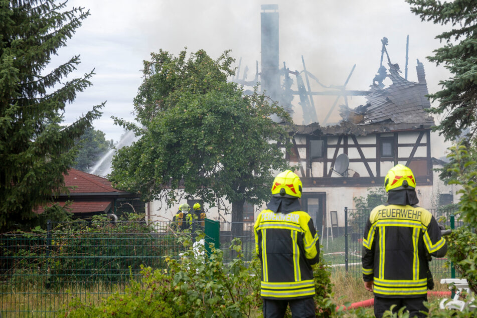 Komplette Zerstörung bei Großbrand im Erzgebirge: Feuer greift von Strohballen auf Wohnhaus über