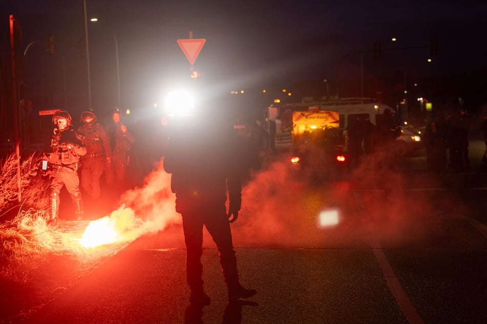 Am Rande des AfD-Parteitags in Riesa sollen Polizisten aus Sachsen-Anhalt von einem 26-Jährigen mit einem brennenden Bengalo attackiert worden sein.