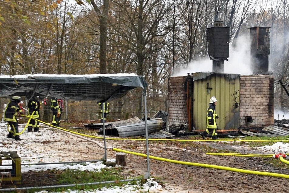 Großbrand in Flüchtlingsunterkunft: Bewohner auf andere Unterkünfte verlegt