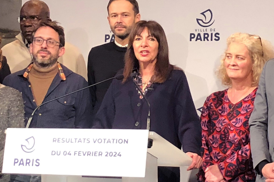 Die Abstimmung fiel zur Freude der Pariser Bürgermeisterin Anne Hidalgo (64, M.) aus.