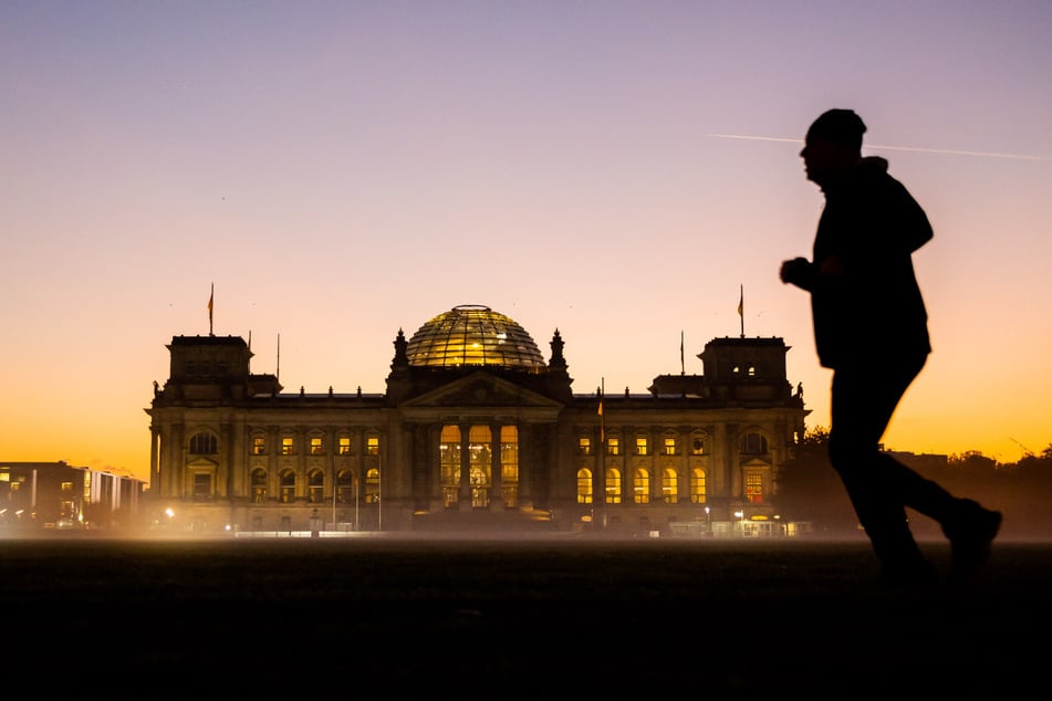 Das Reichstagsgebäude ist seit einem Jahr das berufliche Zuhause der fünf Jungpolitiker.