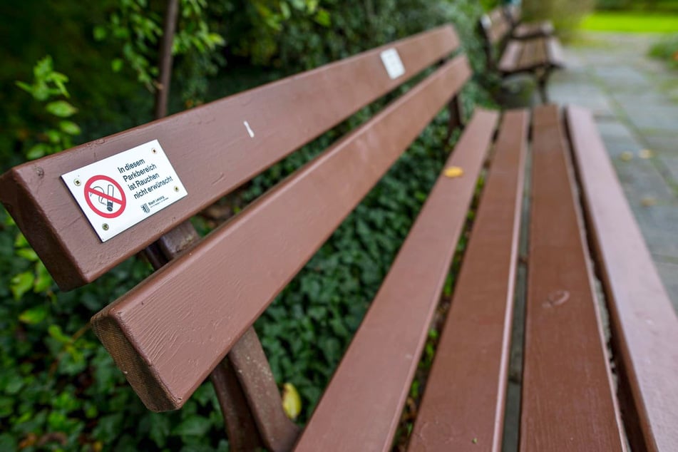 Solche Schilder auf Parkbänken sollen die Menschen in fünf Leipziger Parks fortan vom Rauchen abhalten.