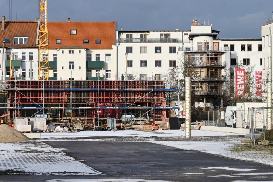 Die Baustelle für den neu errichteten Aldi, Stand Jahresbeginn 2024. Rechts im Bild ist auch das Gebäude des aktuell im Umbau befindlichen Rewe-Marktes zu sehen.