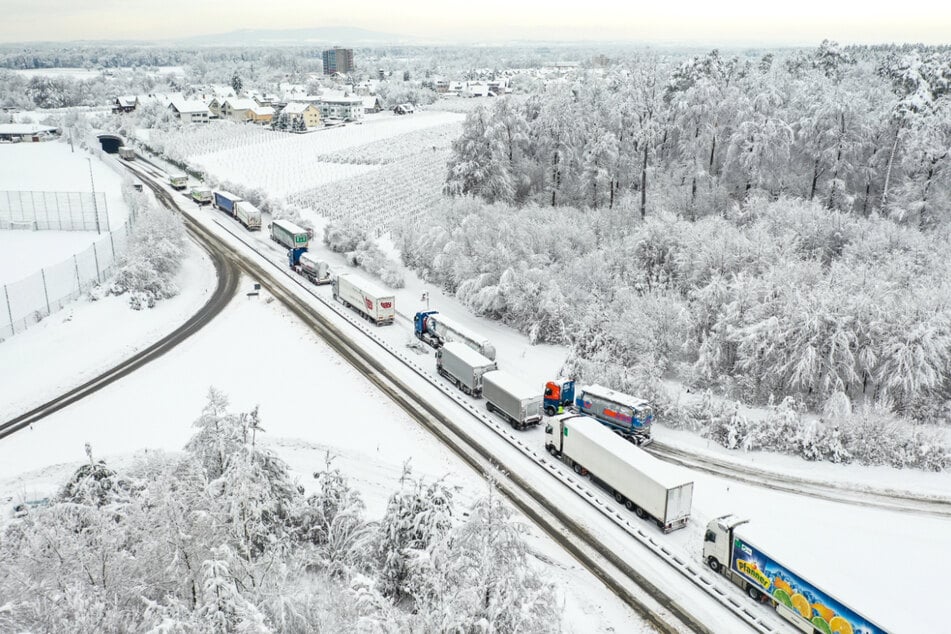Die B31 bei Eriskirch (zwischen Lindau und Friedrichshafen): Hier stehen Lastwagen am Freitag Stoßstange an Stoßstange.