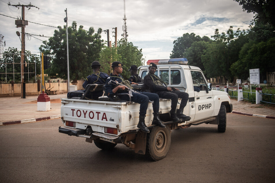 Bewaffnete Polizisten sitzen auf einem Toyota-Pickup in der Hauptstadt der Republik Niger.
