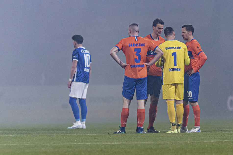 Wegen der gezündeten Pyrotechnik in der Rostocker Fankurve musste das Spiel in der ersten Halbzeit einige Minuten lang unterbrochen werden.