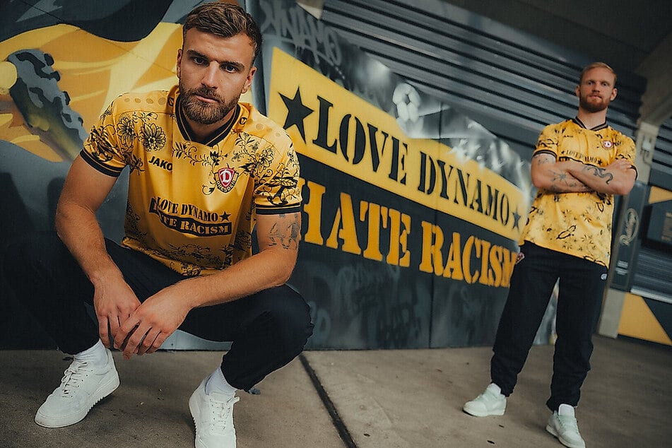 Lars Bünning (27, l.) und Nils Fröling (25) posieren im Anti-Rassismus-Trikot.