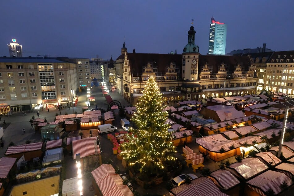 Bis zum 23. Dezember können Besucher wieder an beliebten Stationen wie dem Finnischen und Südtiroler Dorf oder einfach nur dem großen Weihnachtsbaum auf dem Markt zusammenkommen.