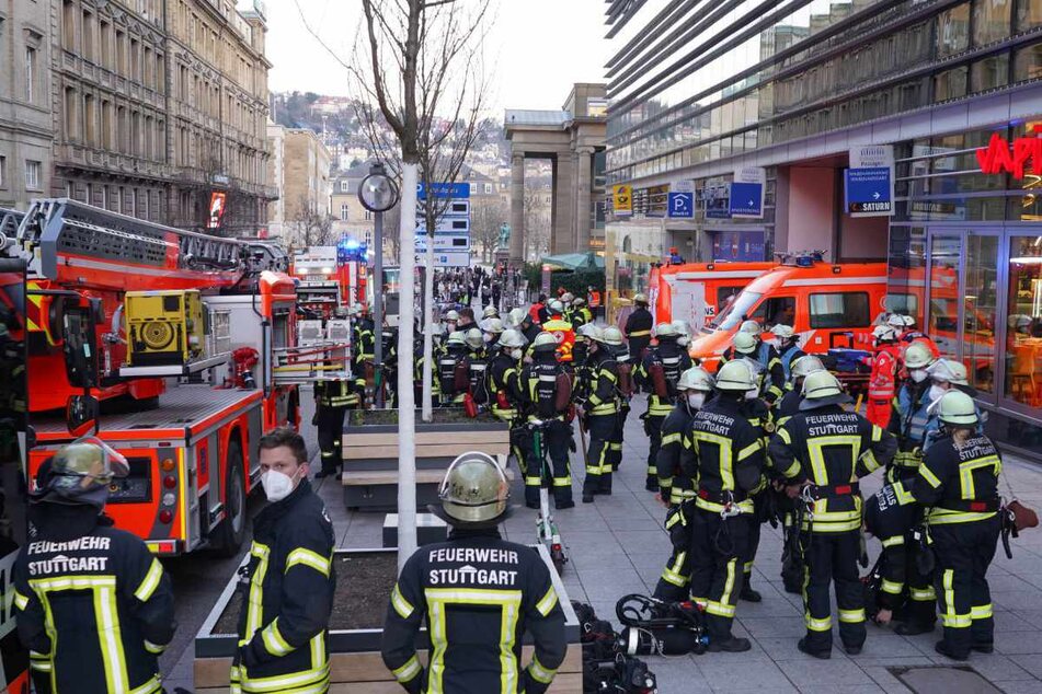 Jede Menge Feuerwehrkameraden waren am Montagnachmittag in Stuttgart im Einsatz.