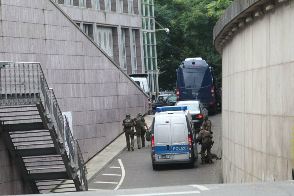 Ein Sondereinsatzkommando ist vor Ort.