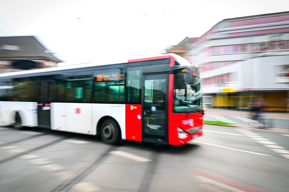 Der Bus hatte das Mädchen (†7) offenbar überrollt und so tödlich verletzt. (Symbolbild)