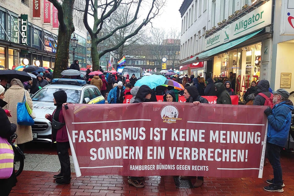 In Hamburg gingen am Freitag Hunderte Menschen für das Motto "Ottensen bleibt bunt - Alle zusammen gegen Faschismus!" auf die Straße.