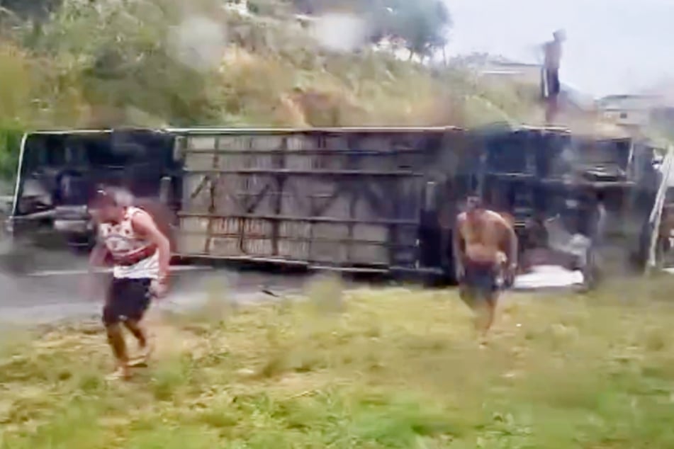 Der Bus blieb quer auf der Fahrbahn liegen.