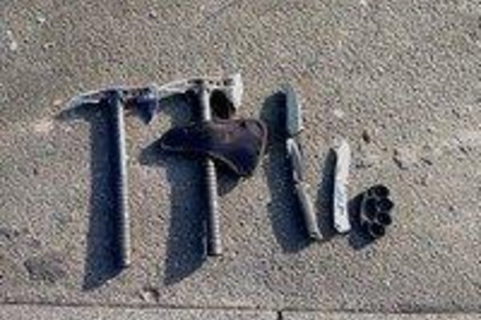 Die Polizei fand eine ganze Sammlung an Waffen in dem Fahrzeug des 38-Jährigen.