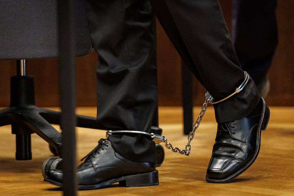 Der Mann wurde mit Fußfesseln in den Gerichtssaal gebracht.