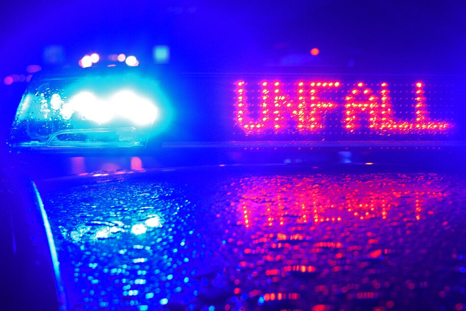 Polizei, Rettungsdienst und Feuerwehr hatten nach dem Unfall auf der S2057 im Landkreis Weilheim-Schongau alle Hände voll zu tun. (Symbolbild)