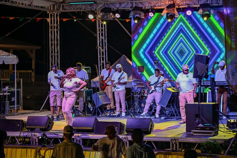 Die beliebte Bahamas-Band bei einem Auftritt im Juni des vergangenen Jahres. Einige Mitglieder der Kombo saßen wohl mit im Todes-Flieger.