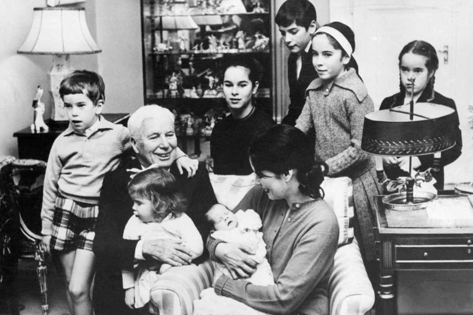Der britische Schauspieler Charlie Chaplin mit seiner Frau, Oona Chaplin, und ihren sieben Kindern.