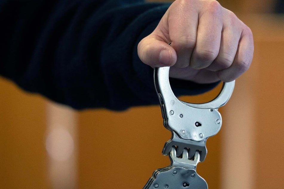 Brutaler Mordfall: Junge Frau (22) tötet ihren Partner (†63) und muss lebenslang hinter Gitter