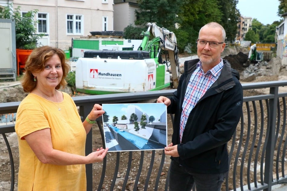 Angela Zábojník (l.) und Rainer Werner (r.) vom Amt für Stadtgrün und Gewässer.